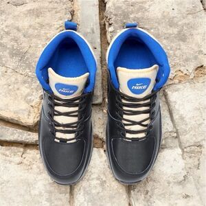 Nike Manoa LTR kids boots in the Black/Black-Sesame-Game Royal. Size 3Y